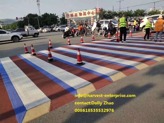 Permukaan Anti-Slip Berwarna ing persimpangan dalan